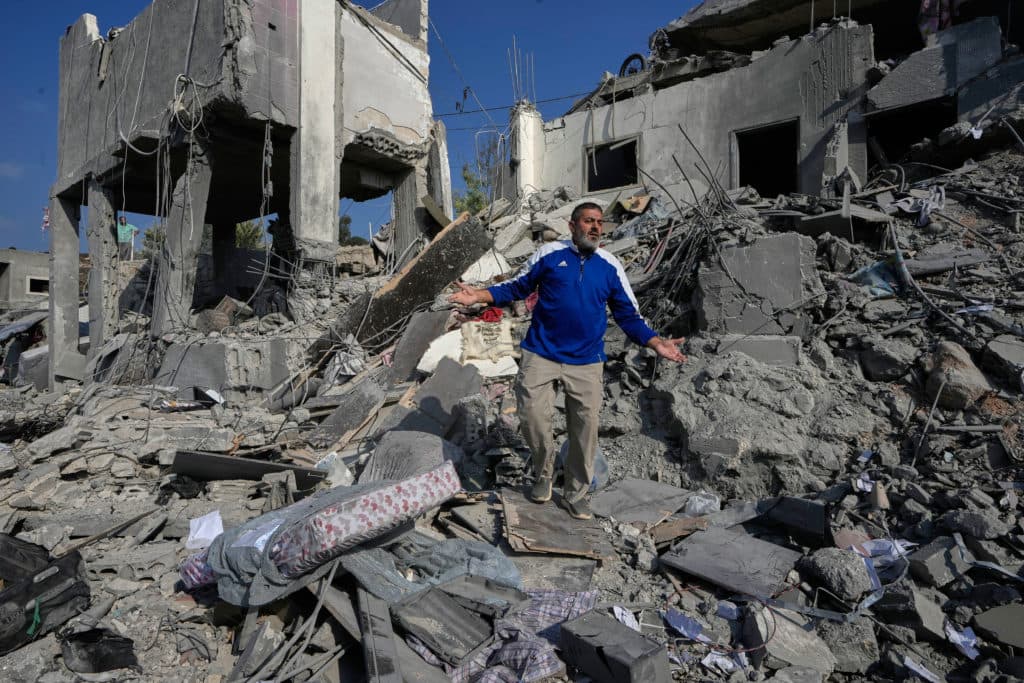 Israeli Airstrikes Kill 11 in Southern Lebanon