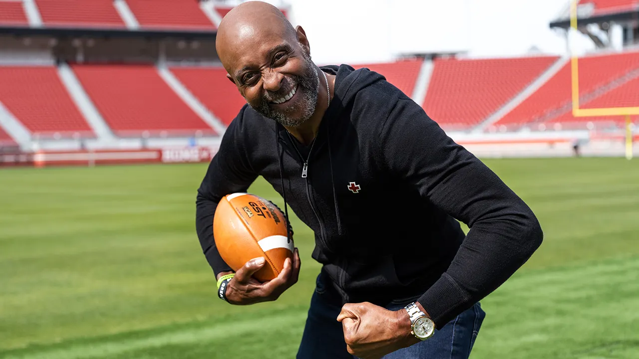 Jerry Rice Charges Into Gallery After Heckle