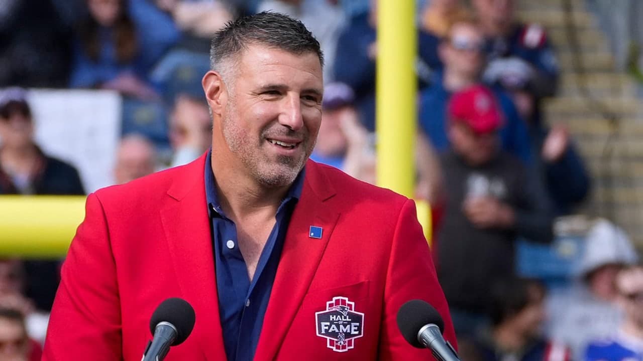 Patriots season-ticket holders give Mike Vrabel standing ovation at Gillette Stadium amid ongoing Dianna Russini photo controversy