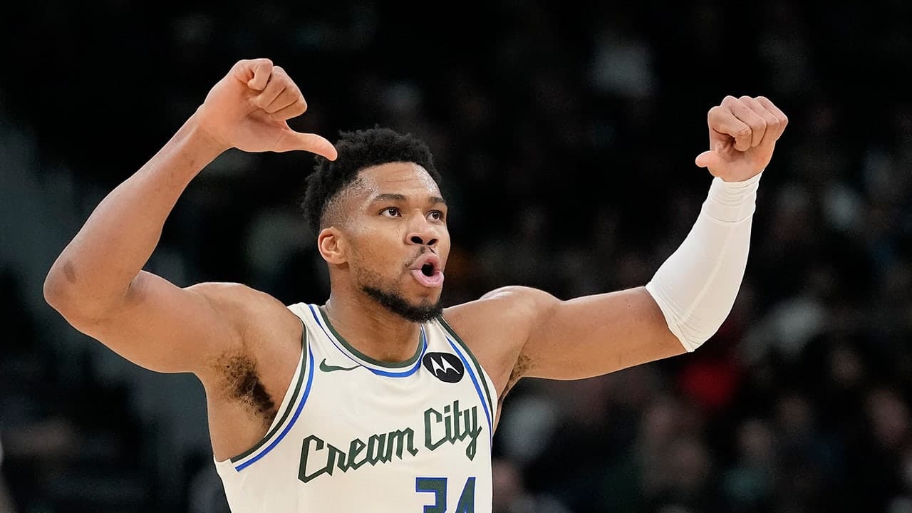 Giannis Antetokounmpo boos home fans after basket amid trade rumors: 'I don't think it's fair'
