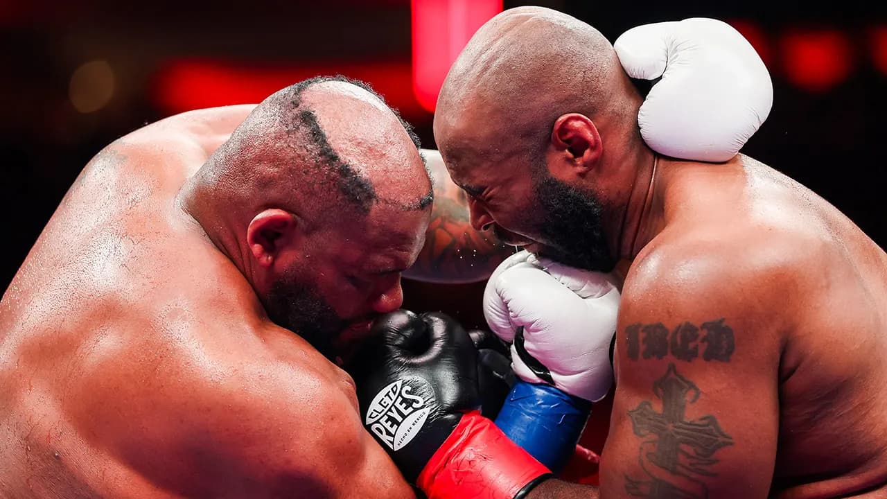 Boxer Jarrell Miller's hairpiece pops off during fight