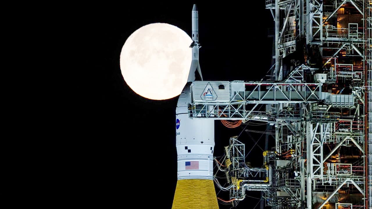 Artemis II to perform crewed lunar flyby aboard Orion/SLS; mission will loop the Moon without landing