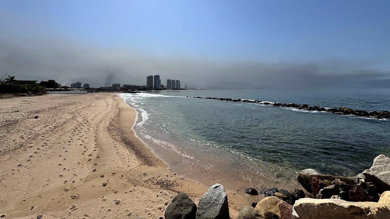 Tourists in Mexican seaside city told to stay on resort as government warns of ‘clashes’