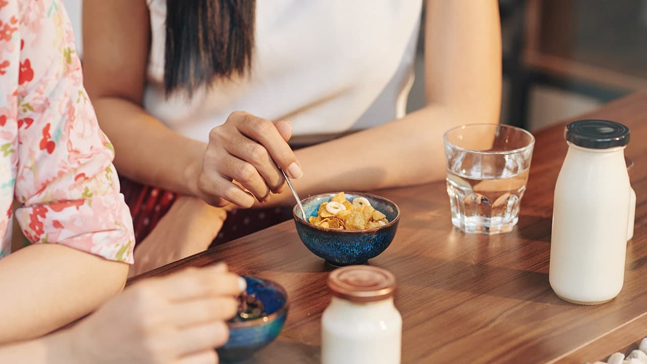 William Hanson Video Sparks Viral Debate Over Using Fork and Spoon to Eat Cereal