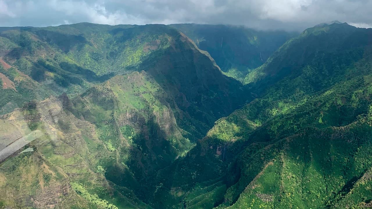 Airborne Aviation helicopter crashes into ocean near Kalalau Beach, Kauaʻi; three killed, two injured