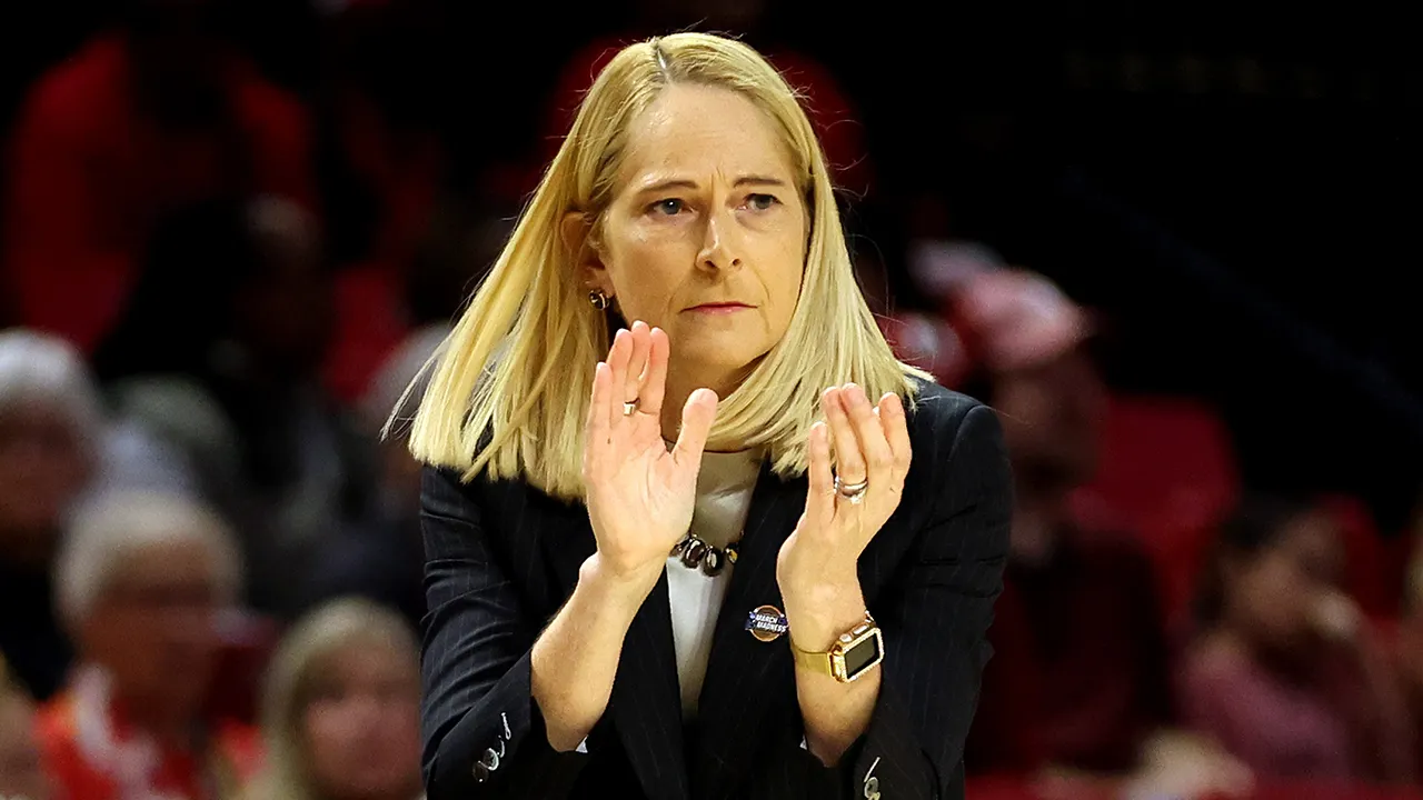 Brenda Frese Confronts Oluchi Okananwa During Maryland’s NCAA Tournament Game vs. North Carolina