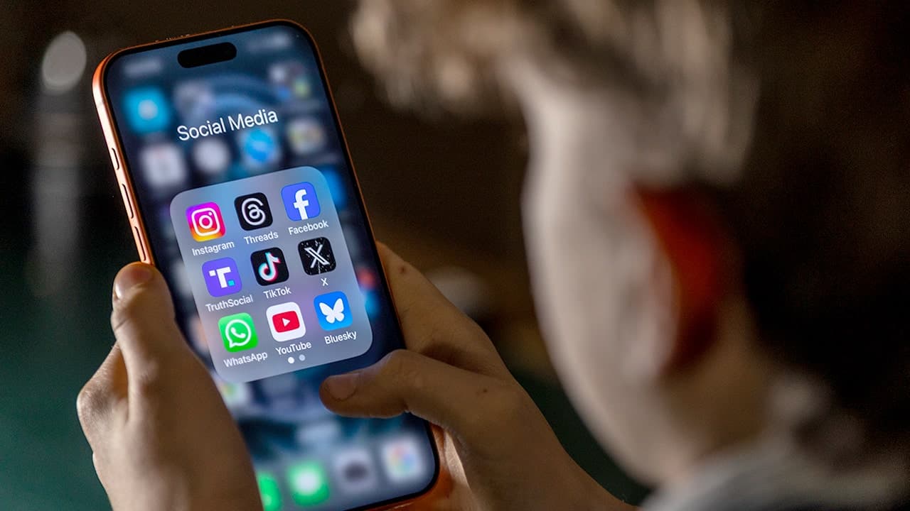 UK to Ban Social Media Use for Under-16s