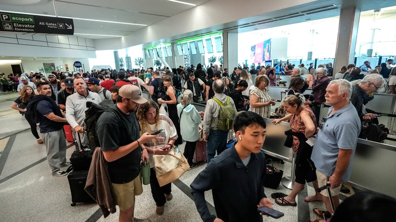 Airline CEOs Urge Congress to End DHS Shutdown After TSA Workers Miss Paychecks, Warn of Long Airport Lines
