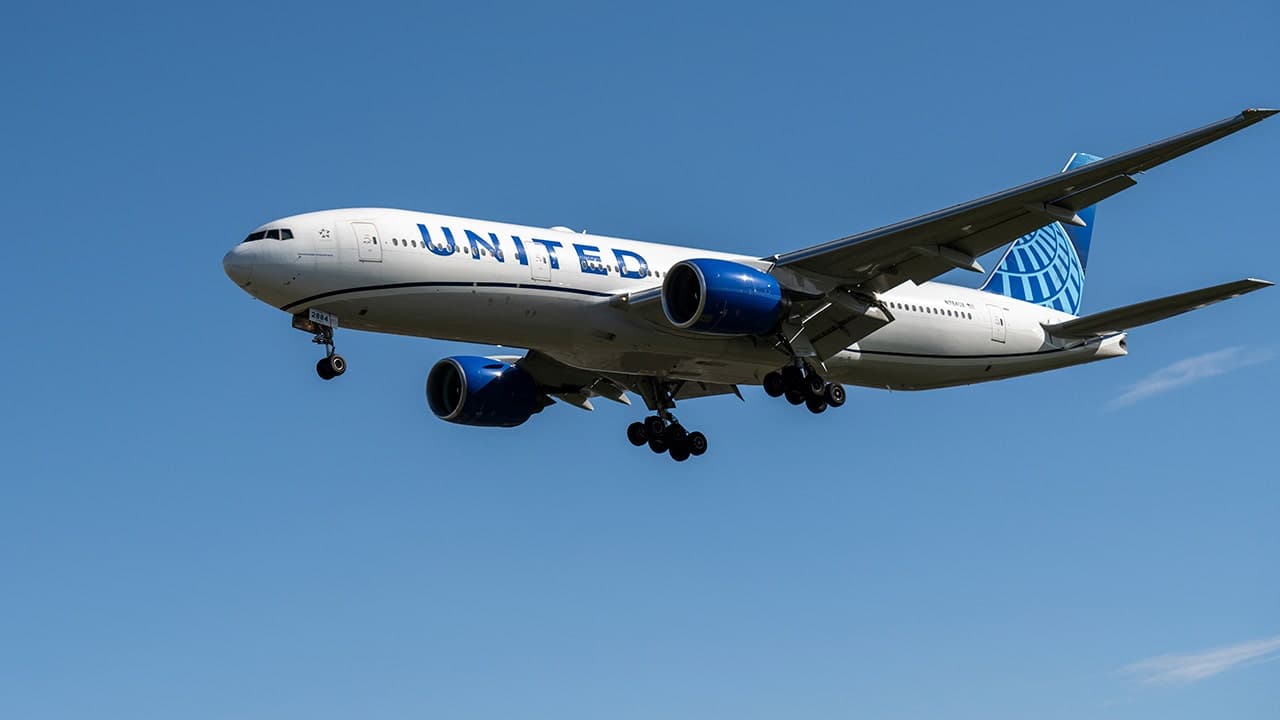 United Airlines flight from Chicago to Minneapolis diverted to Madison after passenger allegedly attempted to breach cockpit