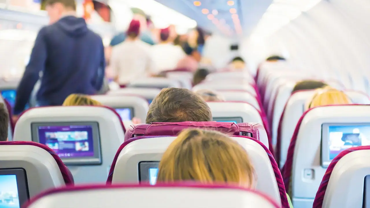 Passengers report three children left unsupervised in economy on United Airlines Houston–Fort Lauderdale flight while parents reportedly upgraded to first class