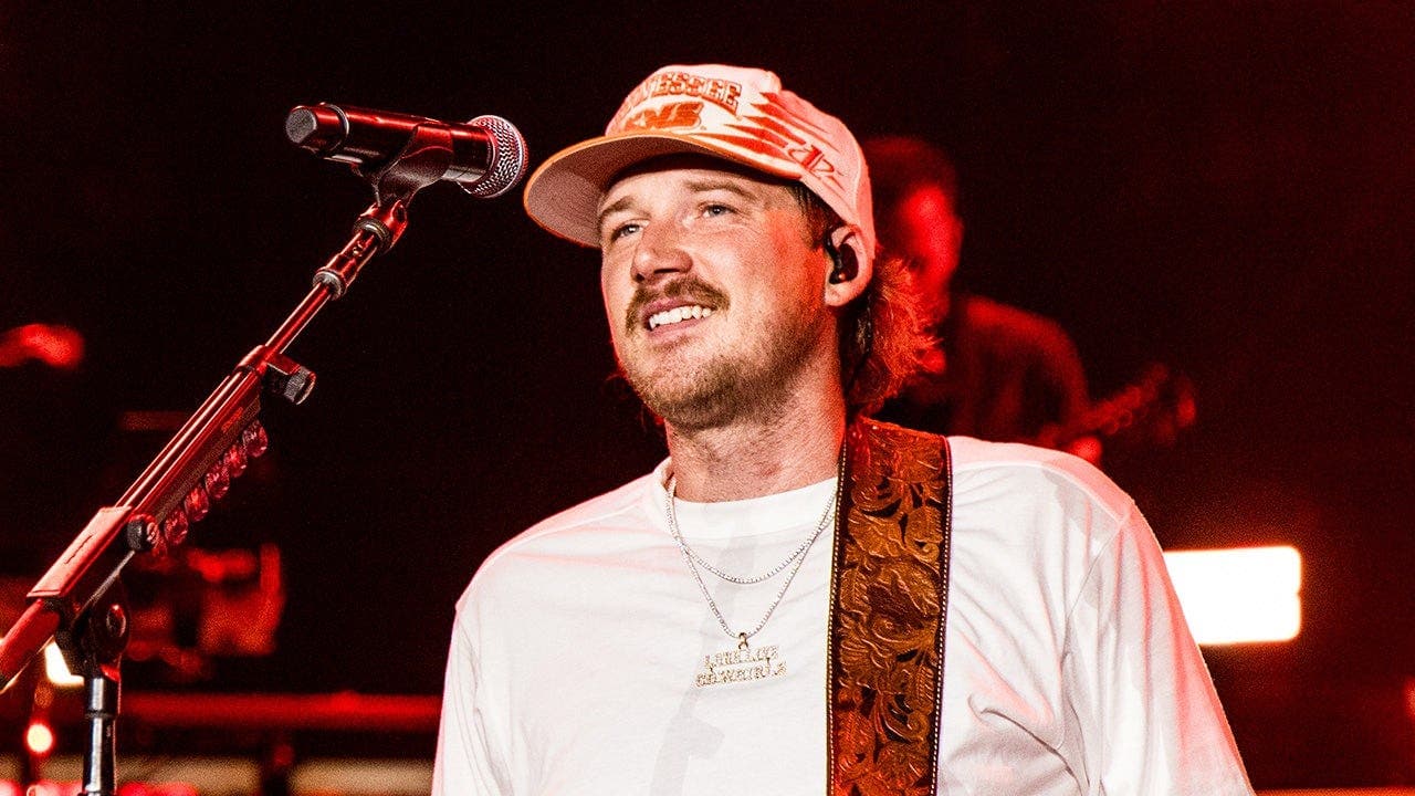 Morgan Wallen pushes over and breaks piano onstage in Denver after equipment malfunction