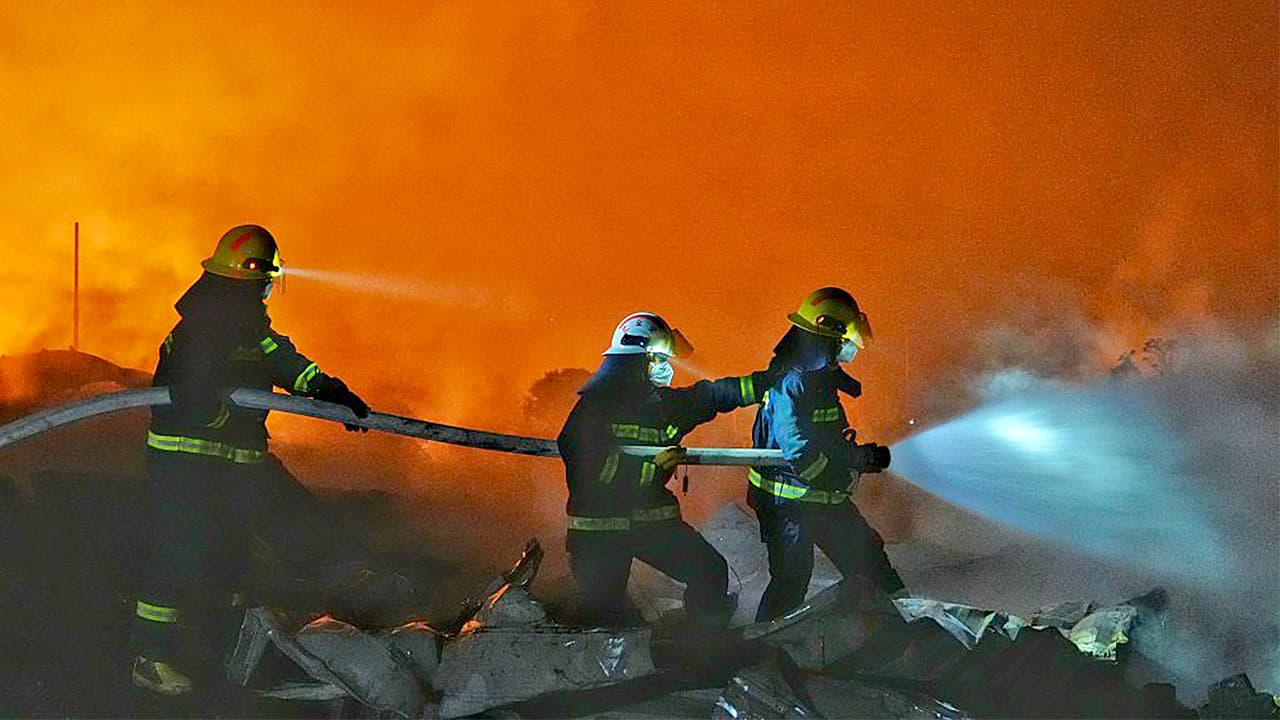 Explosion at Liuyang Huasheng fireworks plant in Liuyang, Hunan, China kills at least 21 and injures 61