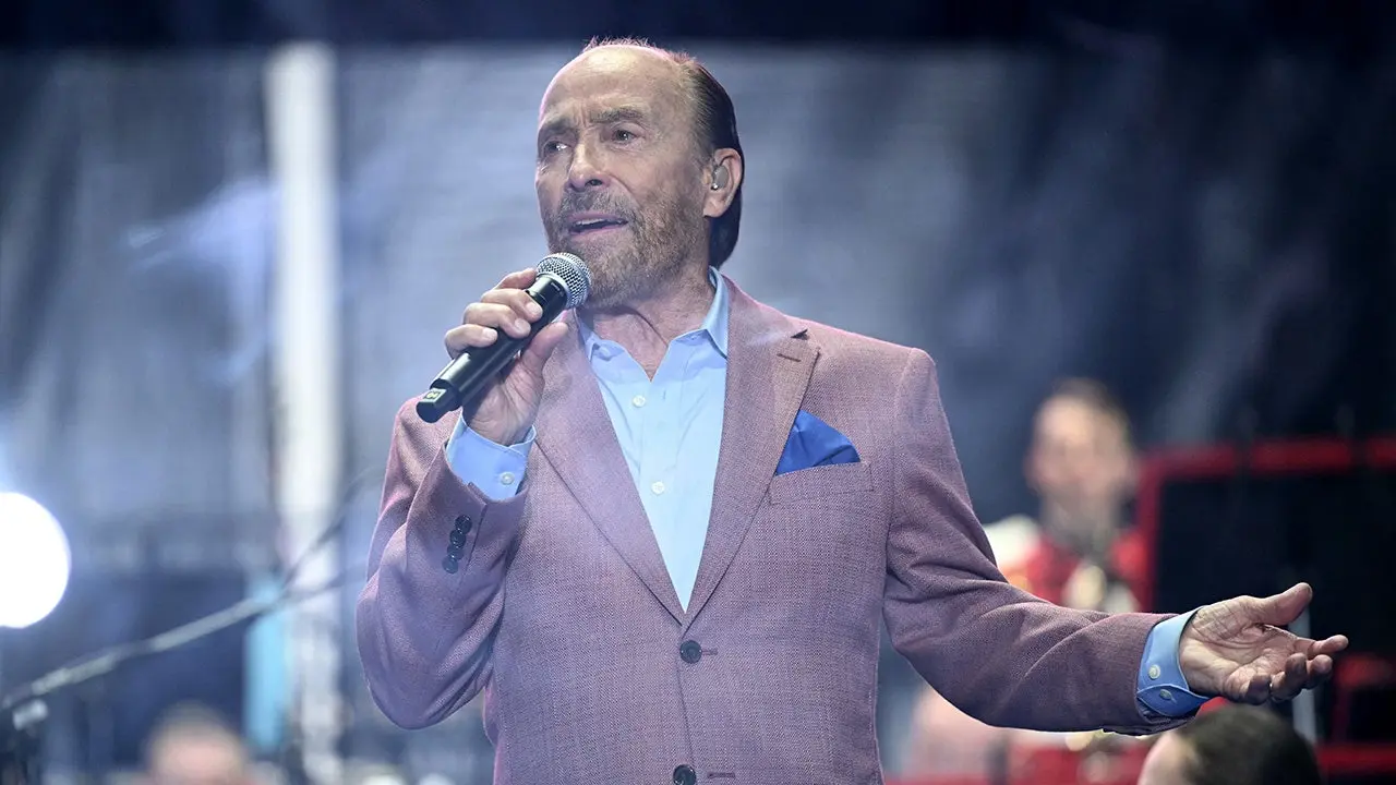 Lee Greenwood Says He Came Under Fire in Panama
