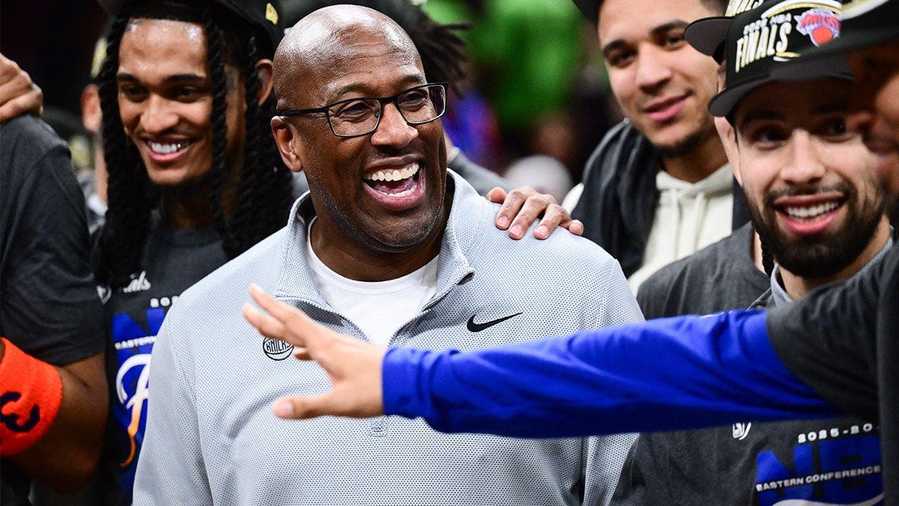 Knicks Coach Wears '10 Weeks' Shirt at Parade