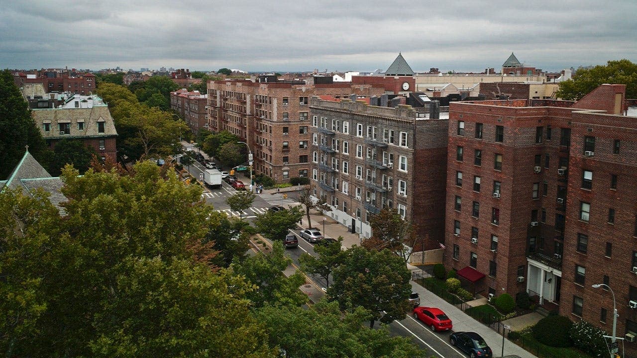 Elderly couple found fatally stabbed in Fresh Meadows, Queens apartment; investigation ongoing, no arrests reported