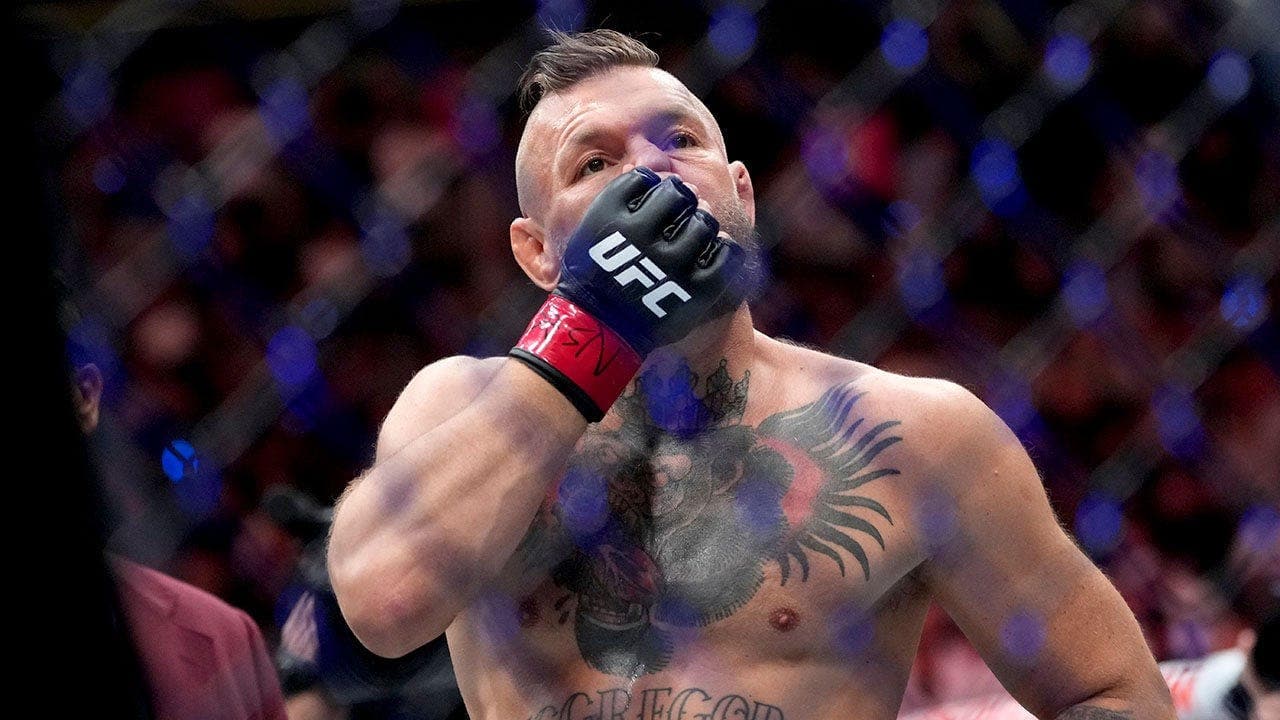 Conor McGregor Exits Early After Knee Injury vs Max Holloway