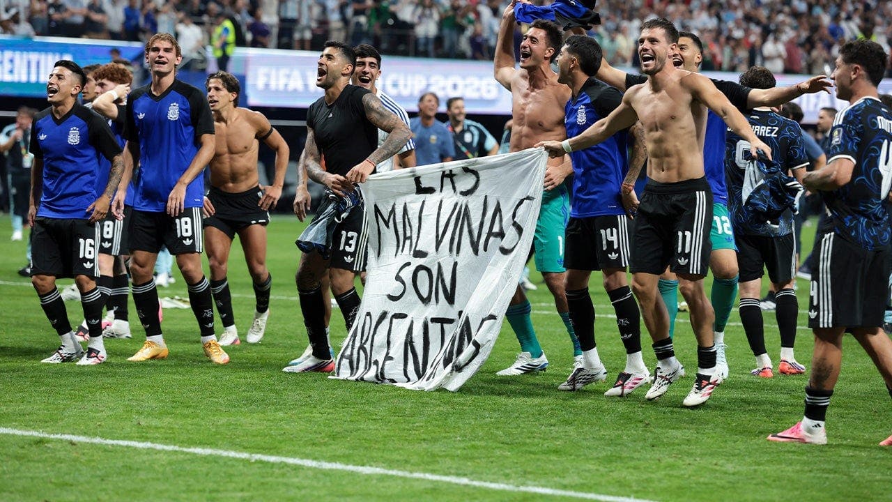 Fan Smuggled 'Malvinas' Banner Into Stadium