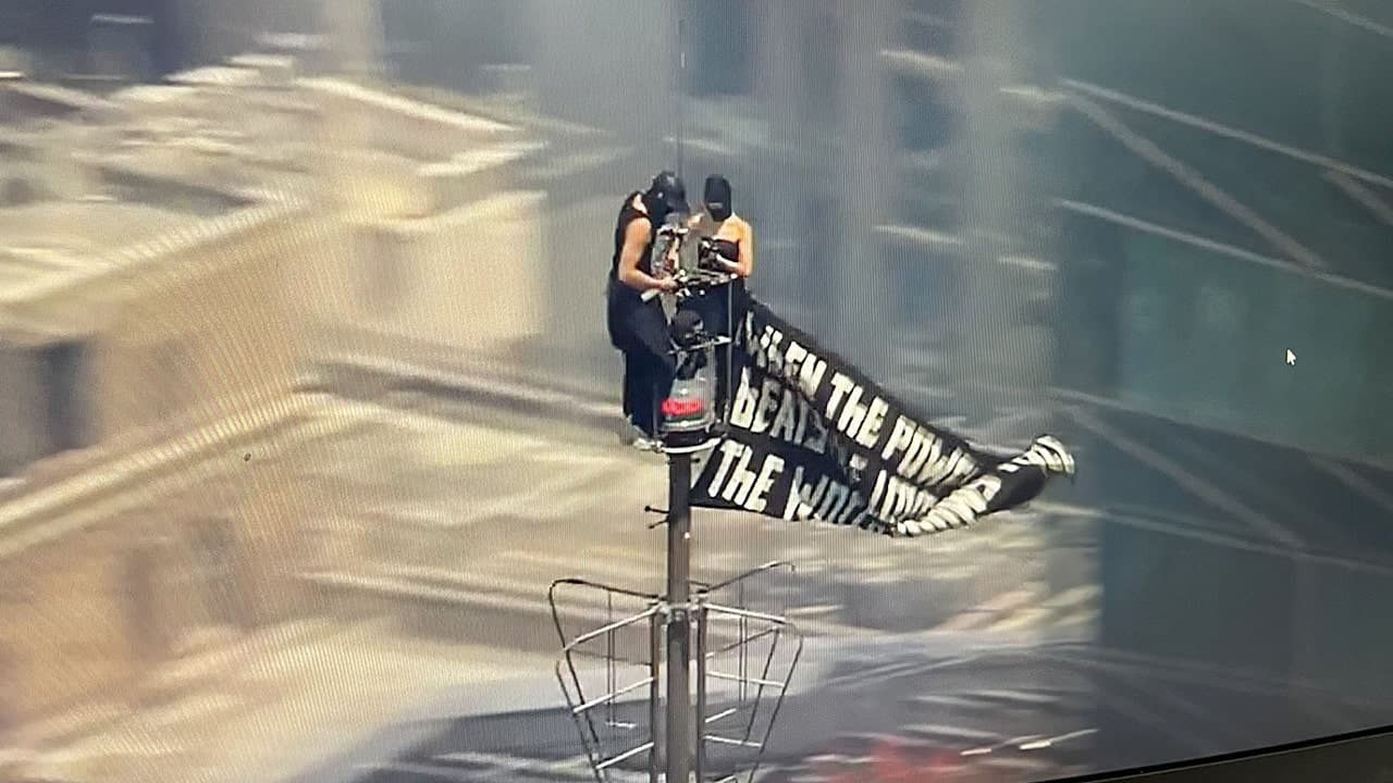 Couple Arrested After Climbing Empire State Building Antenna