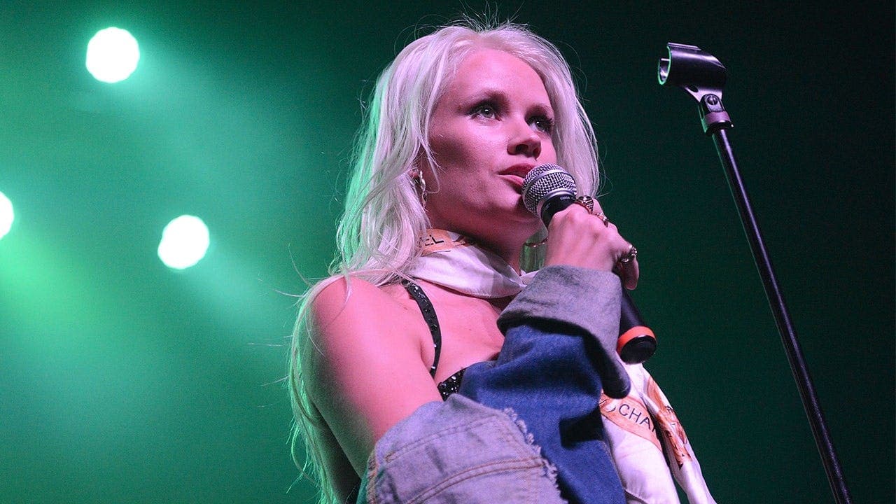 Singer Lauren Bennett Dies at 36 in England