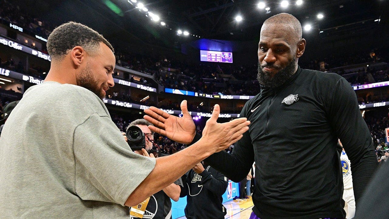 Curry Says Warriors Are In Mix for LeBron