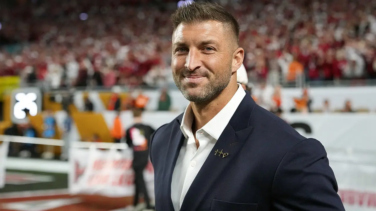 Fans Bring Taxidermied Alligator for Tebow Autograph
