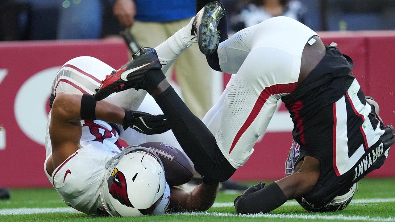 Cardinals' wide receiver makes incredible circus catch for touchdown