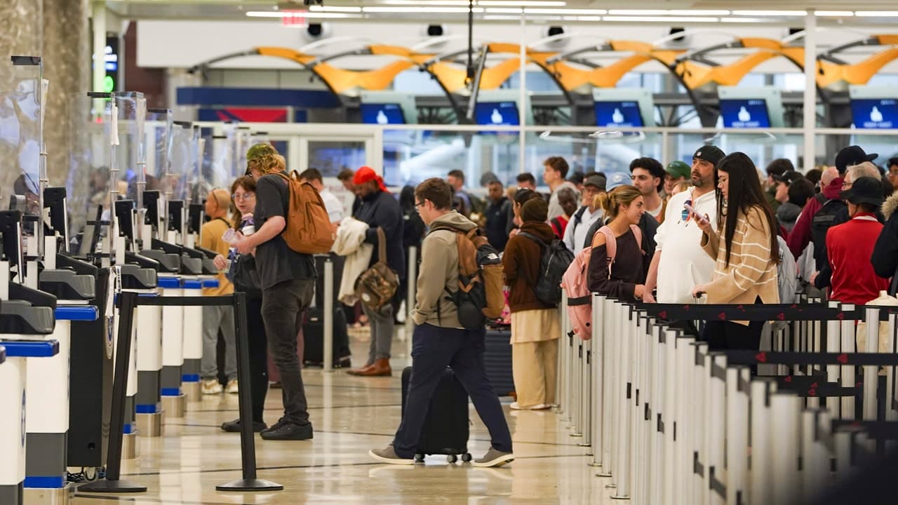 U.K. Warns Travelers of U.S. Airport Delays as DHS Shutdown Spurs TSA Callouts and Flight Disruptions