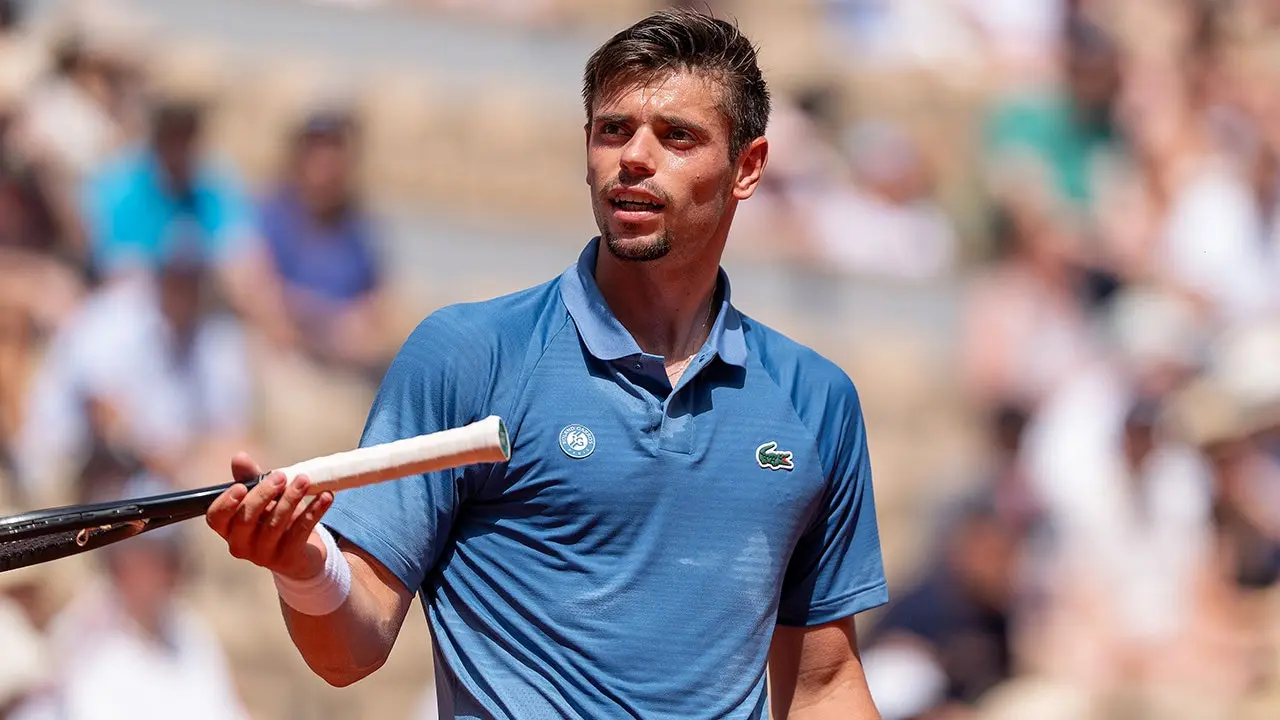 Arthur Gea leaves French Open match mid‑play for medical bathroom break; receives treatment and loses to Karen Khachanov
