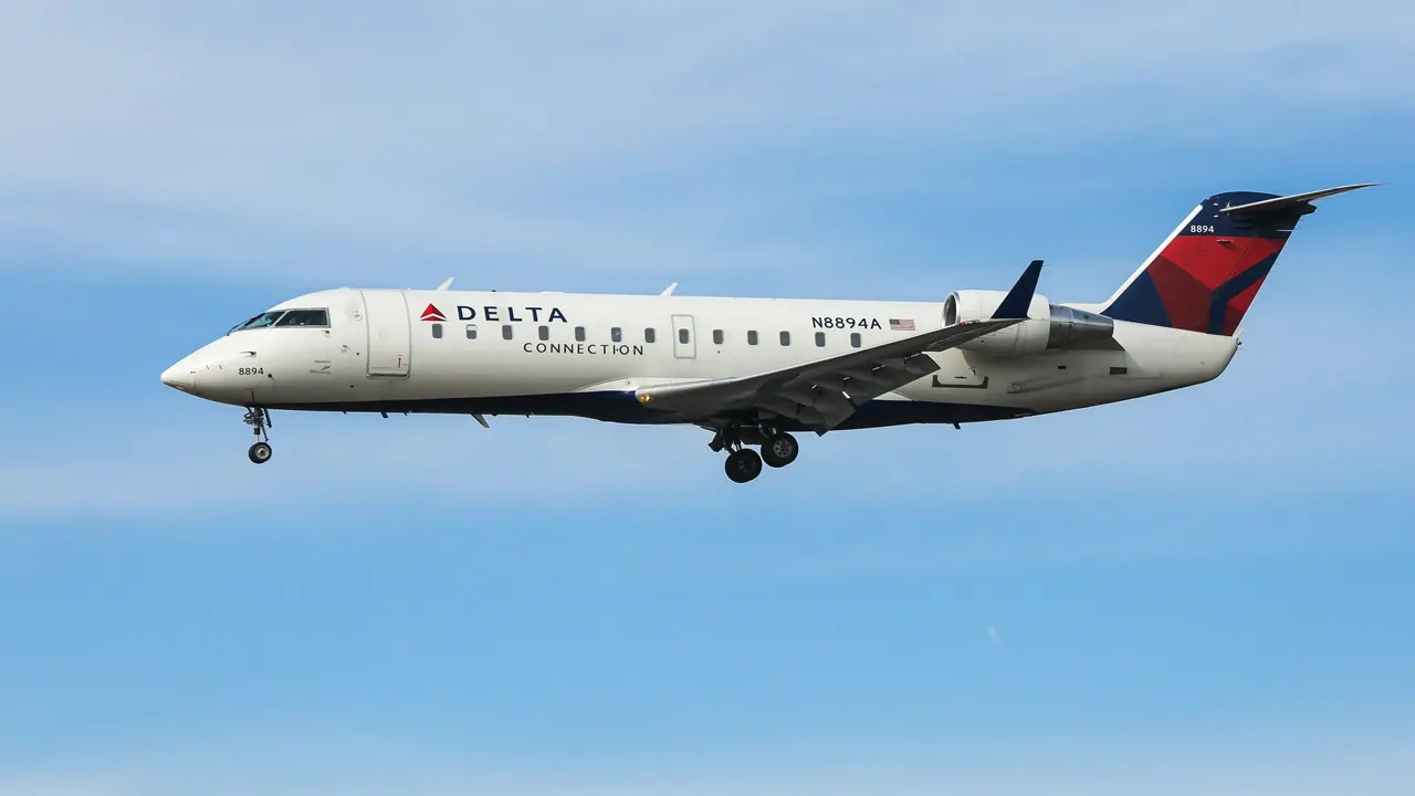 Endeavor Air Flight 5289 and a Cirrus SR22 came within about 475 feet vertically while approaching John F. Kennedy International Airport; FAA says required separation was maintained