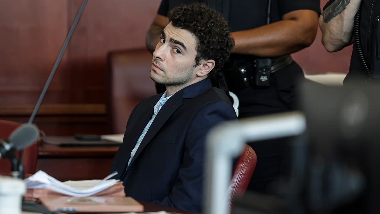 Luigi Mangione’s New York evidence hearing sealed at defense request; judge admits gun, silencer and red notebook as evidence while suppressing other items