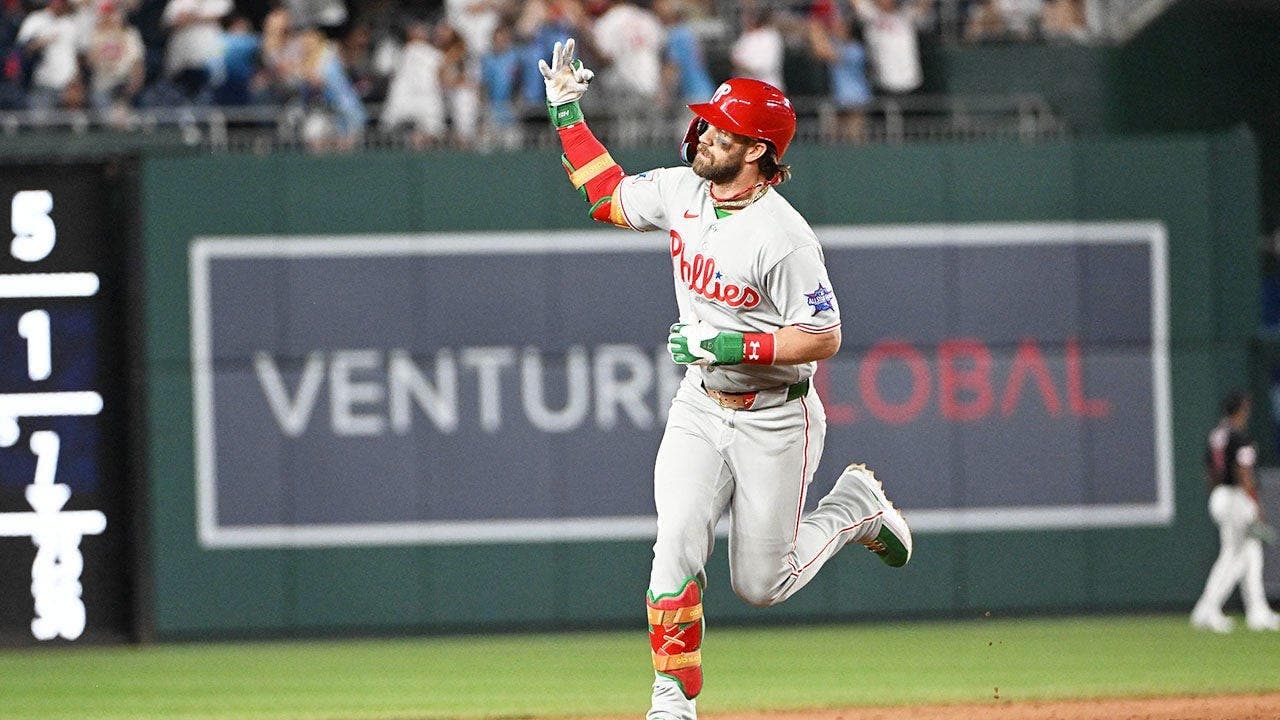 Bryce Harper homers, gestures toward Nationals fans
