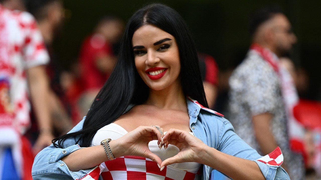 Ivana Knoll Hops Bandwagon; McGregor Injured