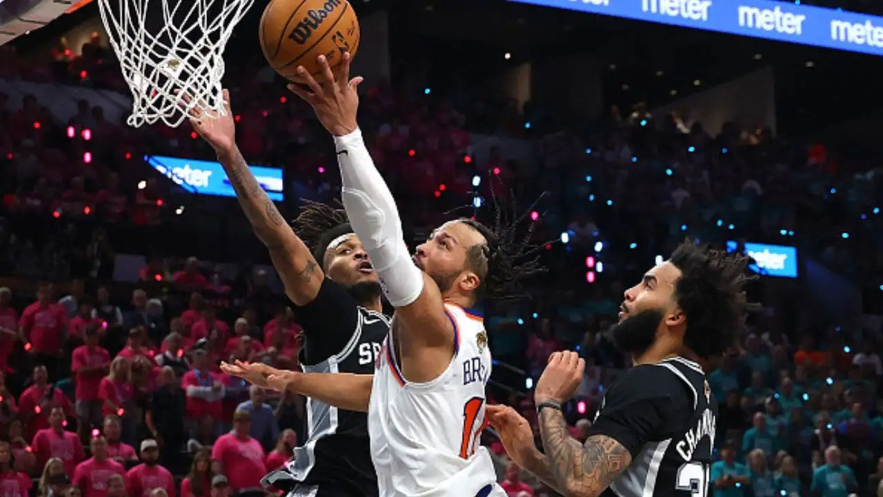 Jalen Brunson scores 30, returns after knee evaluation as Knicks beat Spurs 105–95 in Game 1 of 2026 NBA Finals